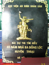 Bìa bài thi nặng 6,3kg.
